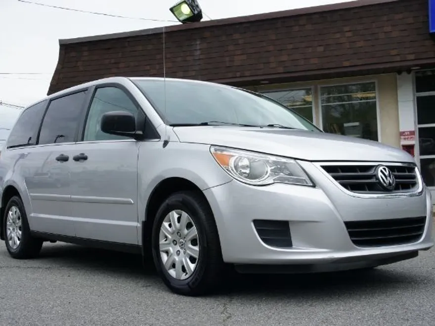 2011 Volkswagen Routan S photo 1