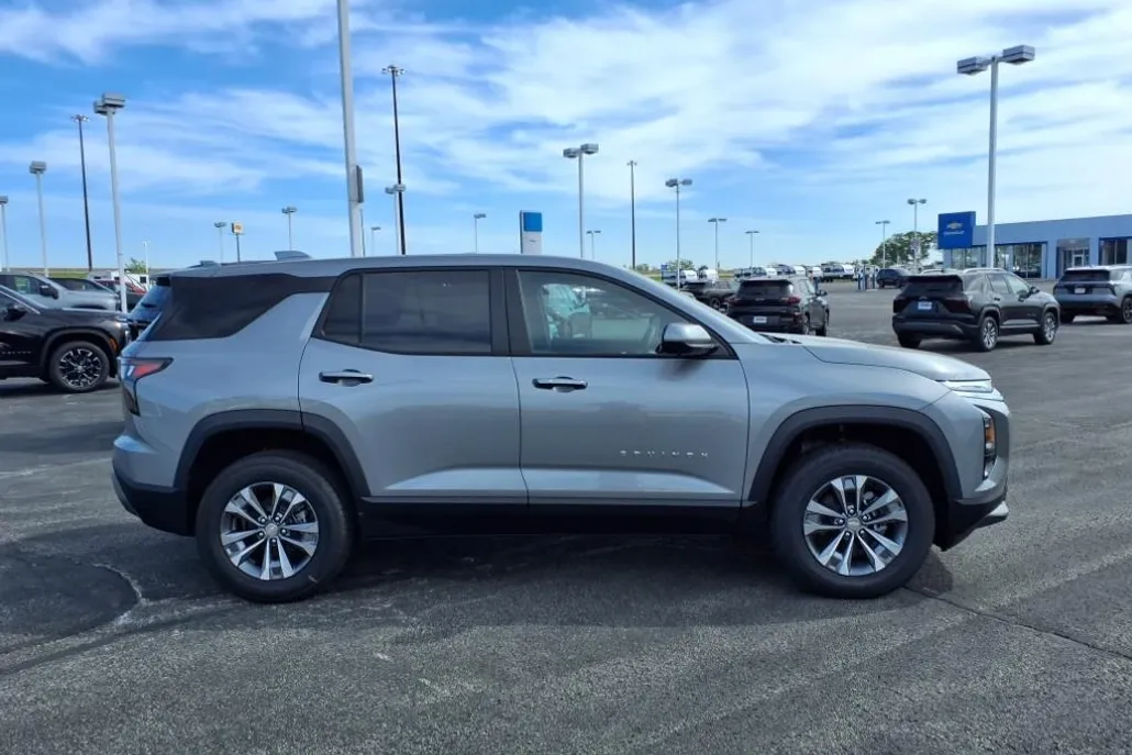 2026 Chevrolet Equinox LT photo 1