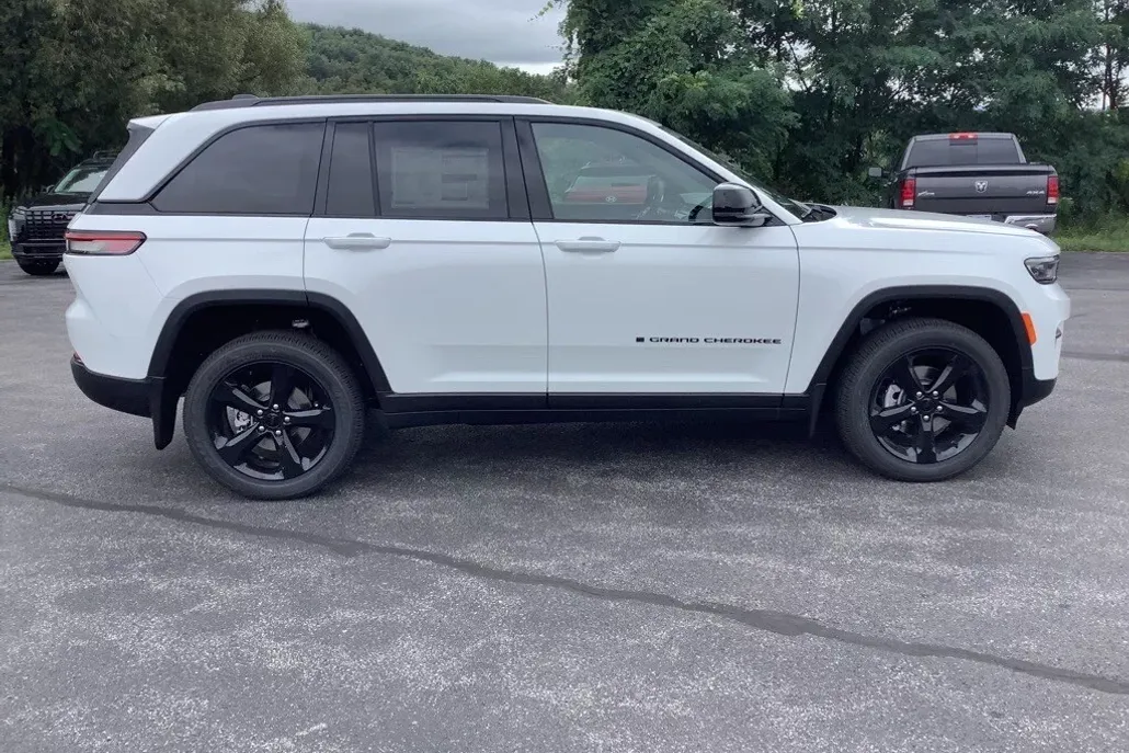 2025 Jeep Grand Cherokee Altitude photo 1