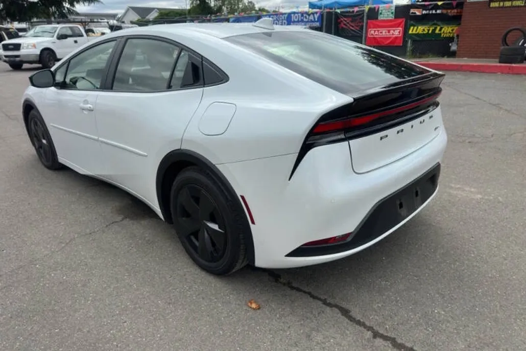 2024 Toyota Prius LE photo 1