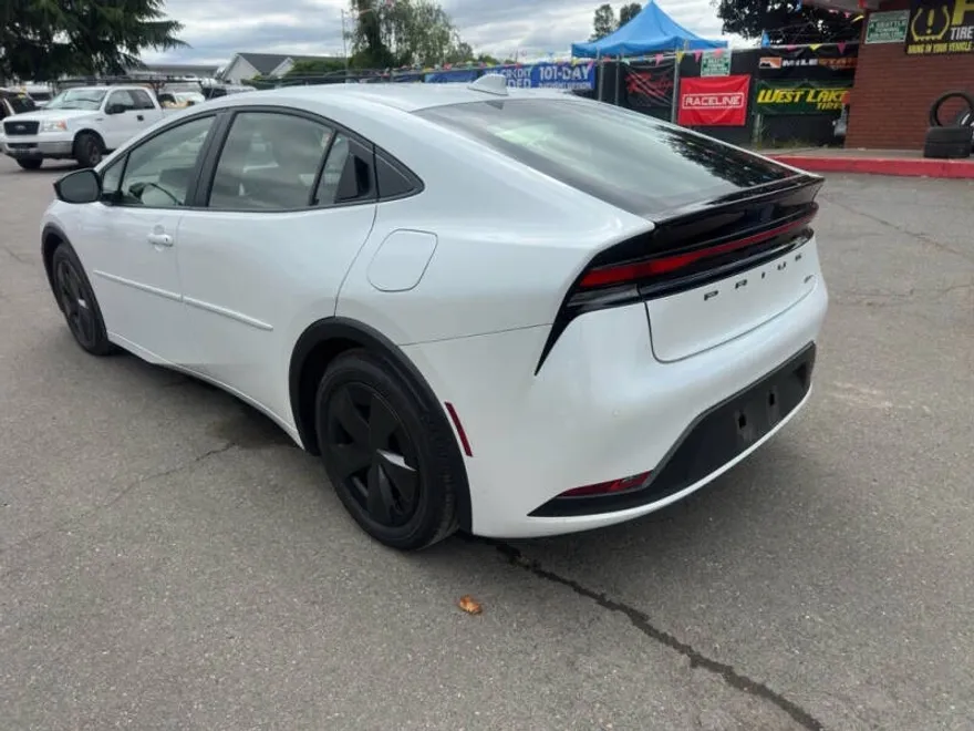 2024 Toyota Prius LE photo 1