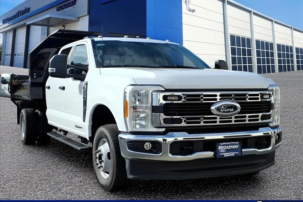 2023 Ford F-350 XL photo 1