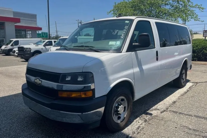 2018 Chevrolet Express Passenger 2500 LT photo 1