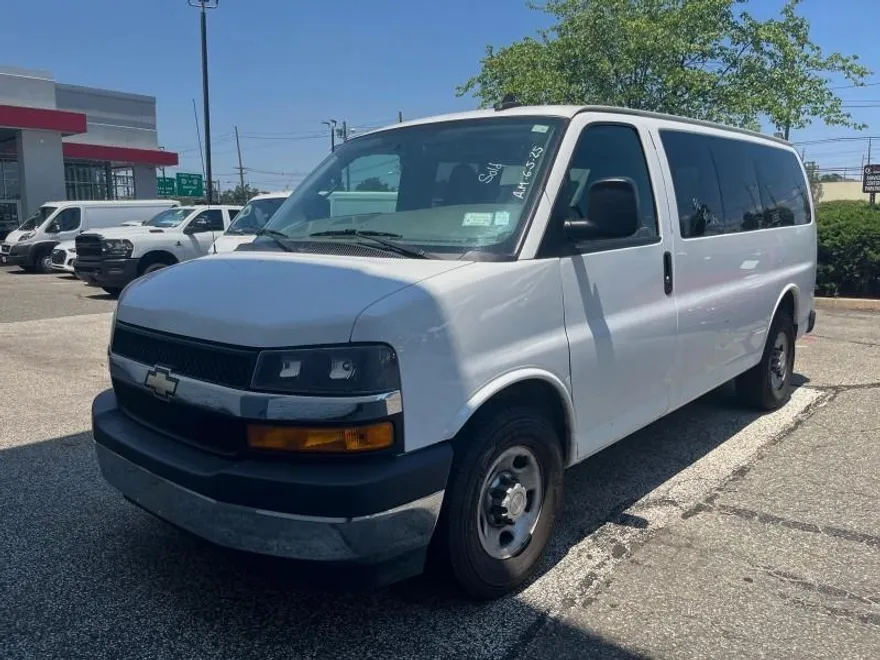 2018 Chevrolet Express Passenger 2500 LT photo 1