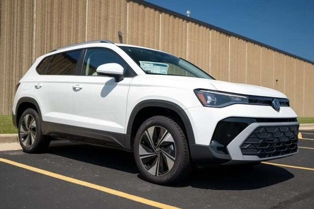 2025 Volkswagen Taos SE photo 1