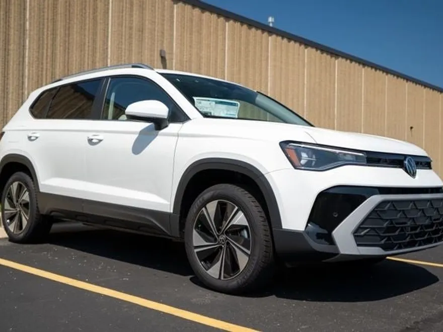 2025 Volkswagen Taos SE photo 1