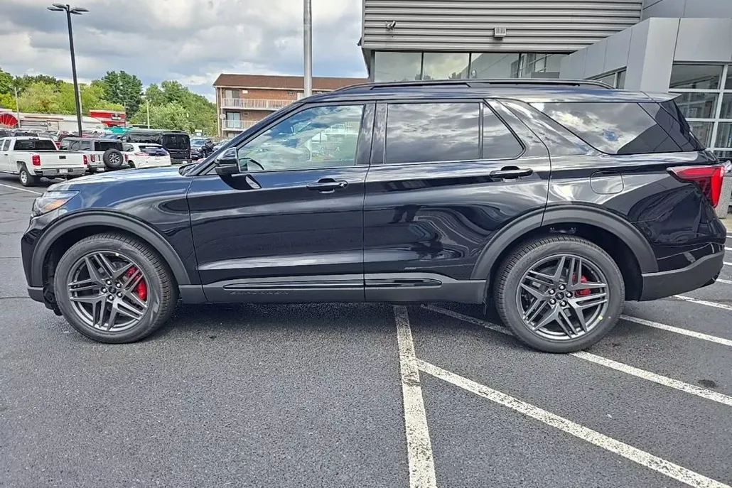 2025 Ford Explorer ST photo 1