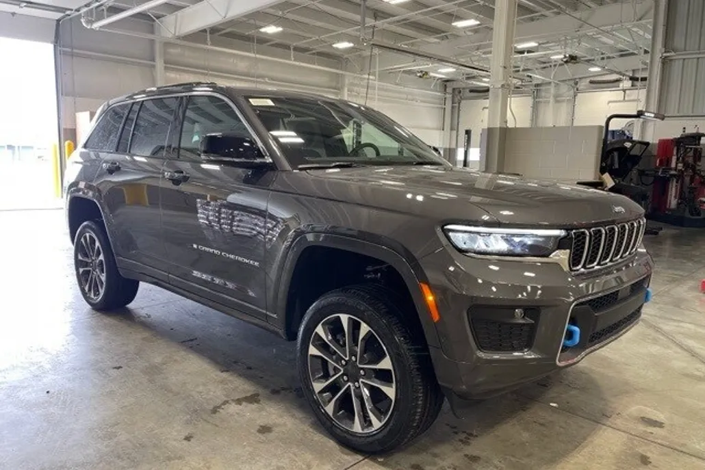 2025 Jeep Cherokee 4xe Overland photo 1