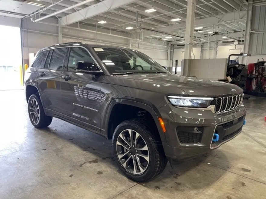 2025 Jeep Cherokee 4xe Overland photo 1