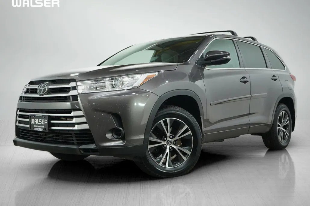 2018 Toyota Highlander LE photo 1
