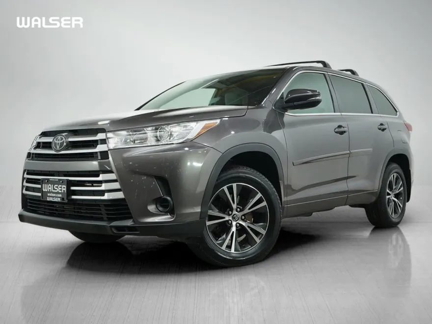 2018 Toyota Highlander LE photo 1