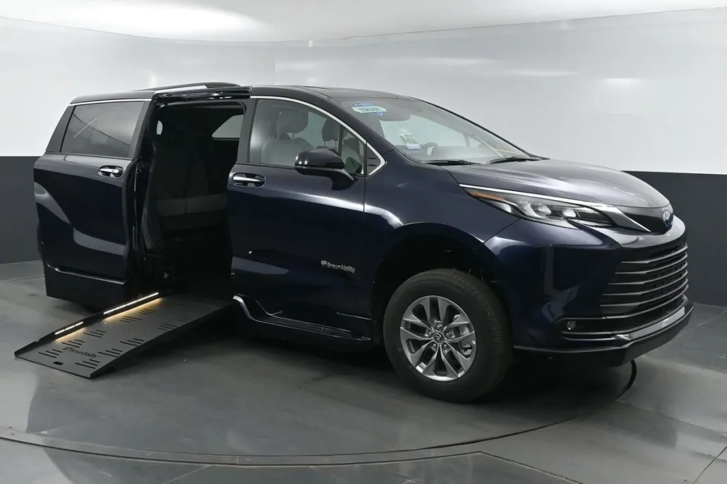 2025 Toyota Sienna XLE photo 1