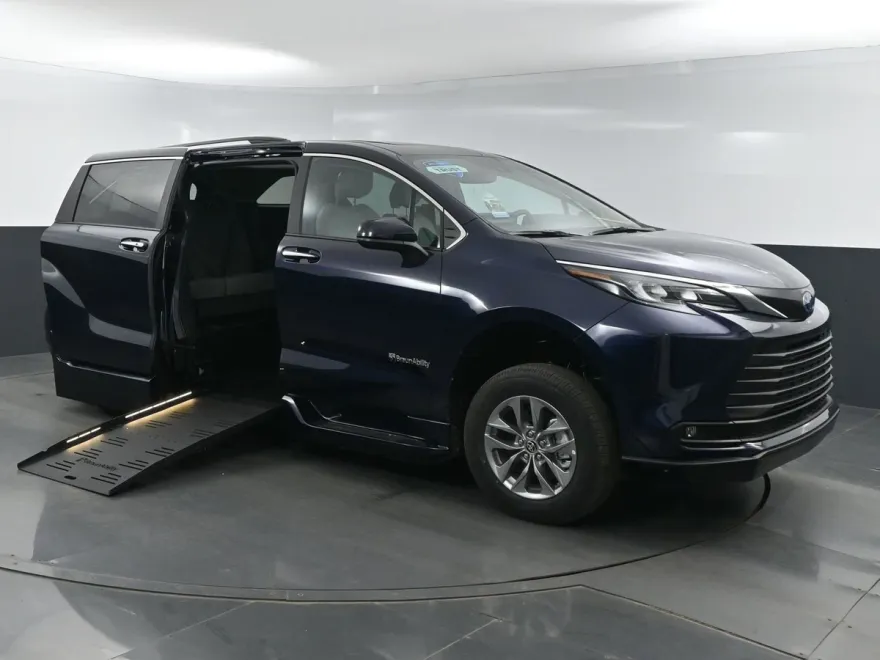 2025 Toyota Sienna XLE photo 1