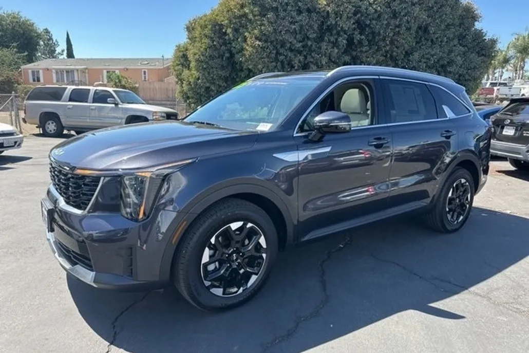 2025 Kia Sorento S photo 1
