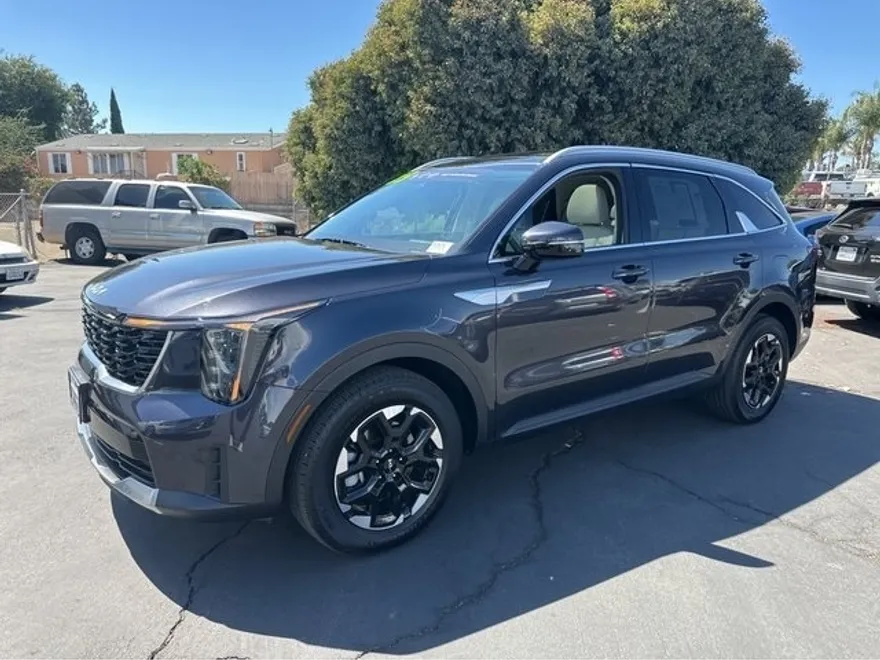 2025 Kia Sorento S photo 1