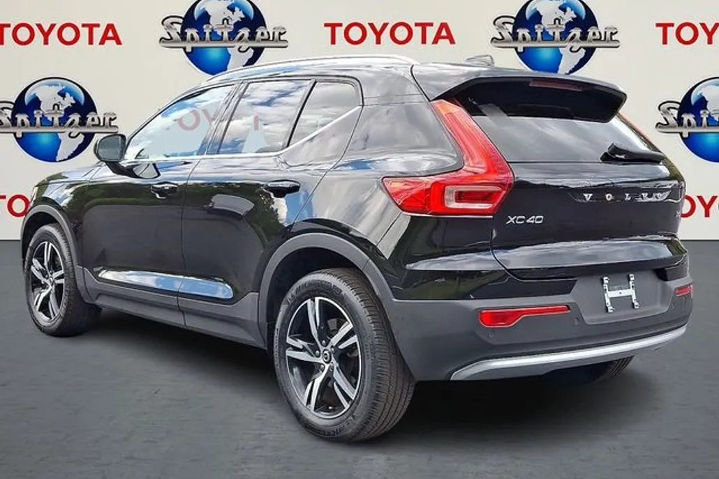2025 Volvo XC40 Core photo 1