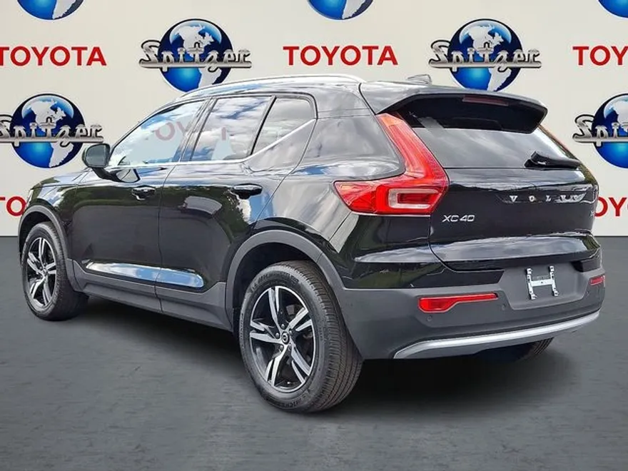 2025 Volvo XC40 Core photo 1