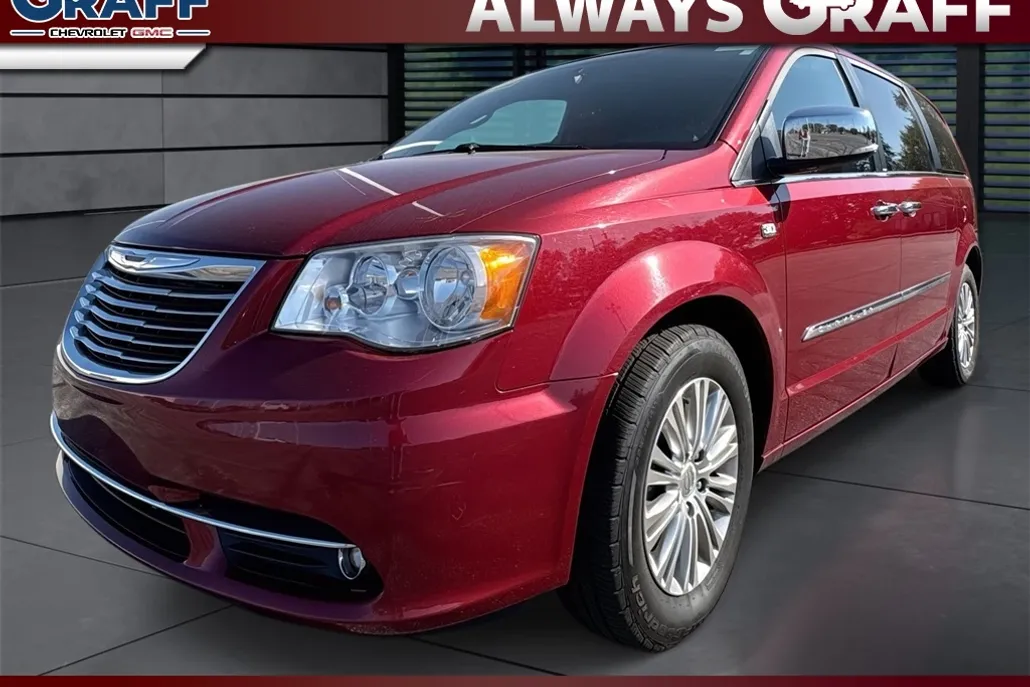 2014 Chrysler Town & Country photo 1