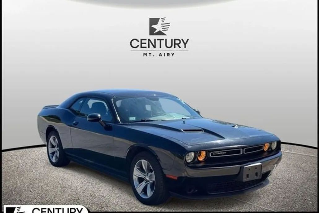 2017 Dodge Challenger SXT photo 1