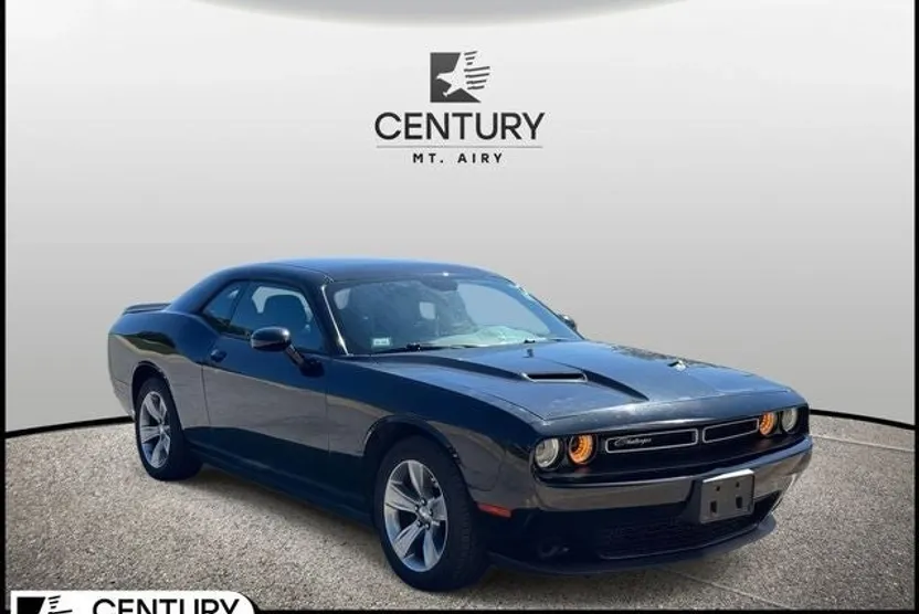 2017 Dodge Challenger SXT photo 1
