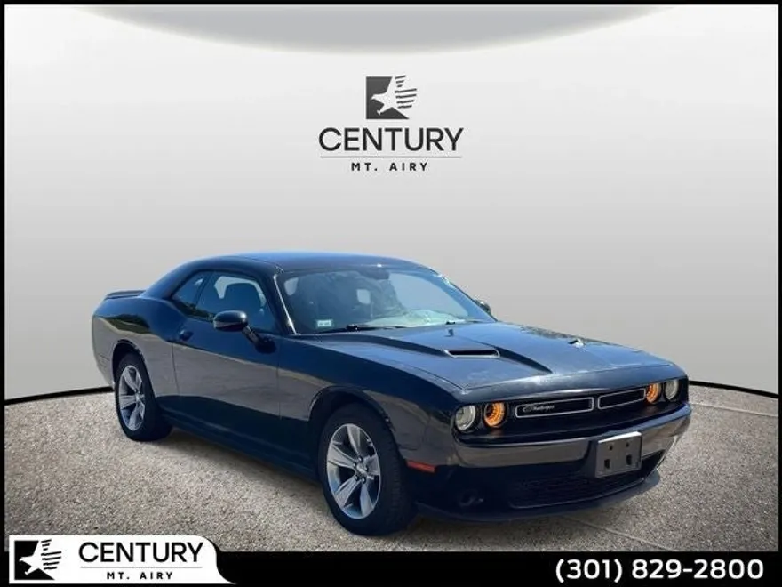 2017 Dodge Challenger SXT photo 1