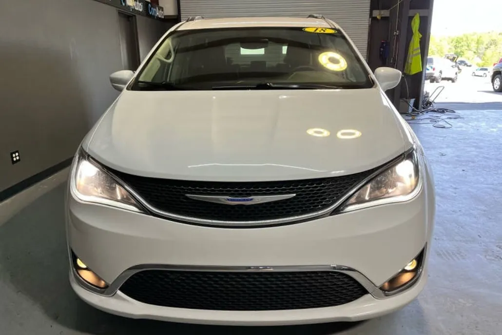 2018 Chrysler Pacifica Touring L photo 1