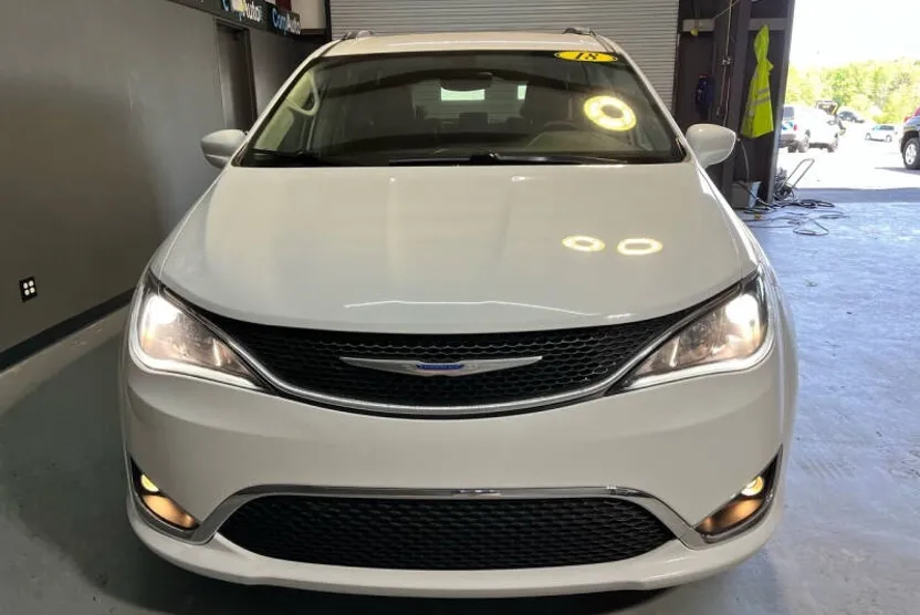 2018 Chrysler Pacifica Touring L photo 1