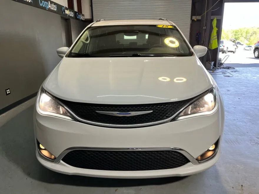 2018 Chrysler Pacifica Touring L photo 1