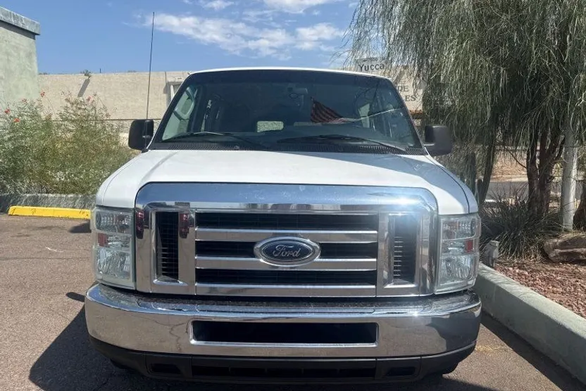 2010 Ford E-350 photo 1