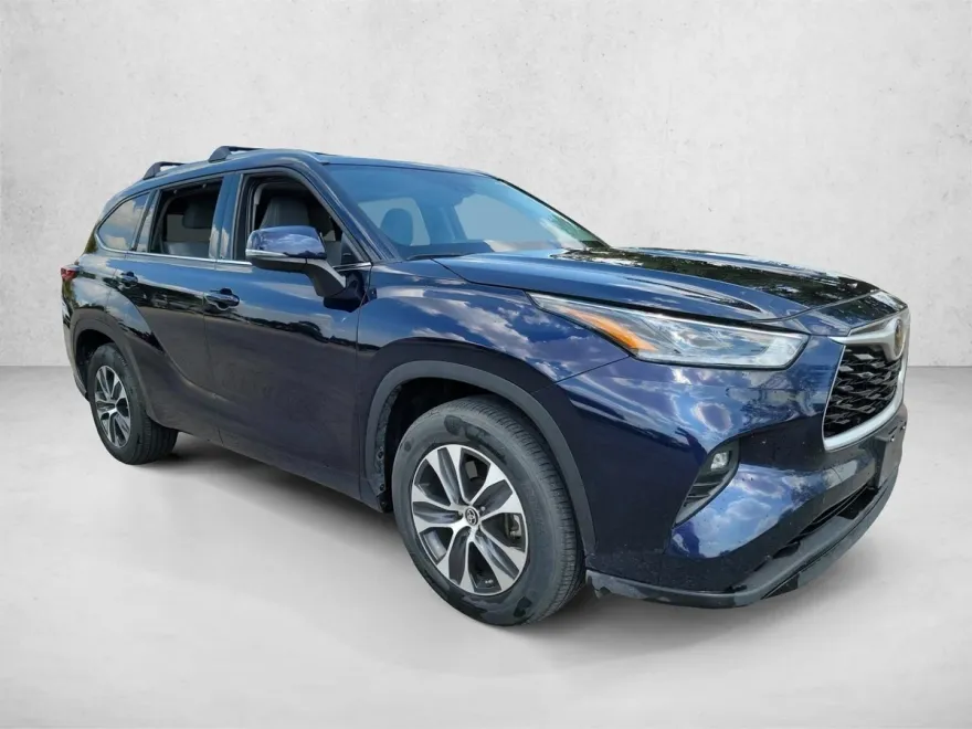 2021 Toyota Highlander XLE photo 1