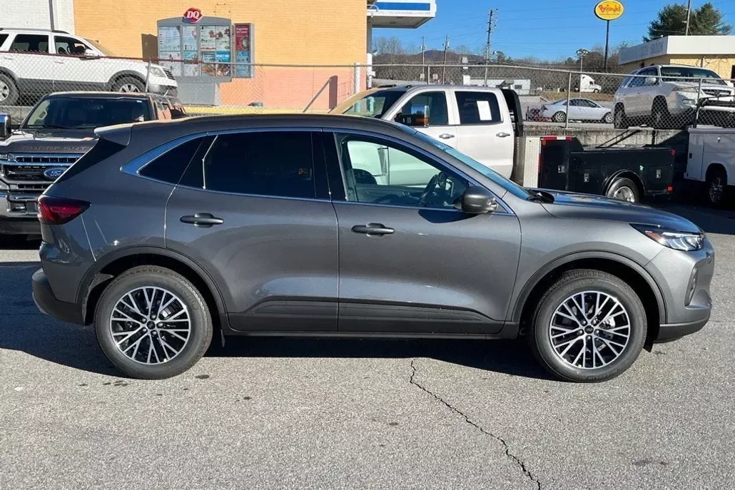 2025 Ford Escape photo 1