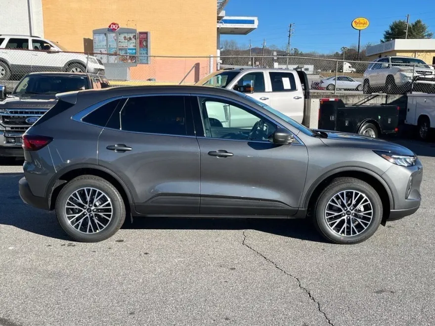 2025 Ford Escape photo 1