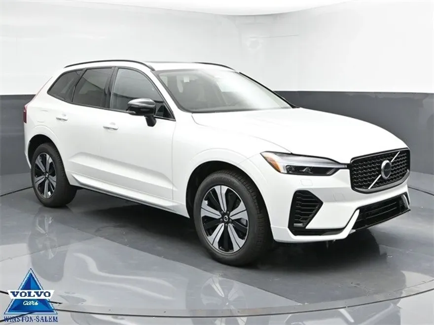 2025 Volvo XC60 Hybrid T8 Core photo 1
