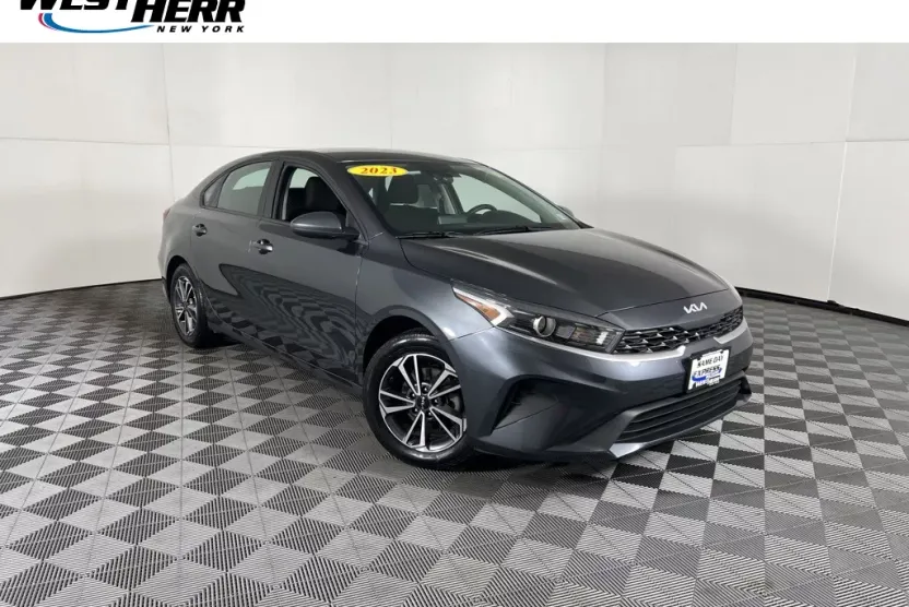 2023 Kia Forte LXS photo 1