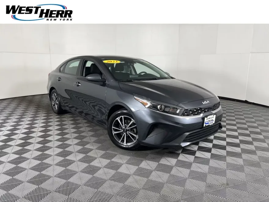 2023 Kia Forte LXS photo 1
