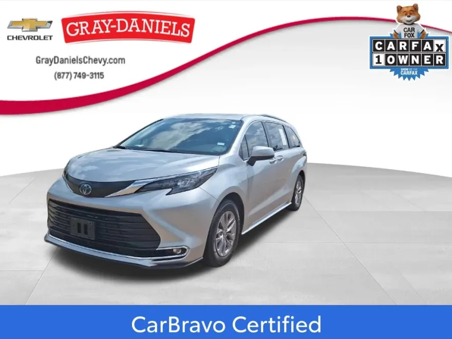 2024 Toyota Sienna XLE photo 1