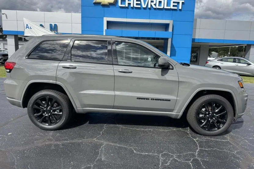 2021 Jeep Grand Cherokee Laredo X photo 1
