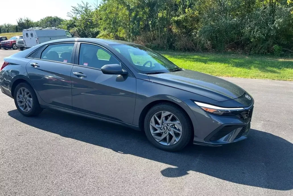 2024 Hyundai Elantra SEL photo 1