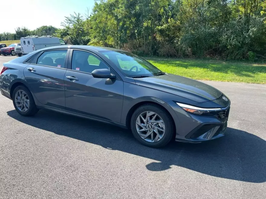 2024 Hyundai Elantra SEL photo 1