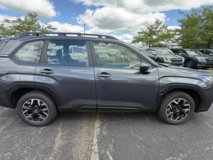 2025 Subaru Forester Base photo 1