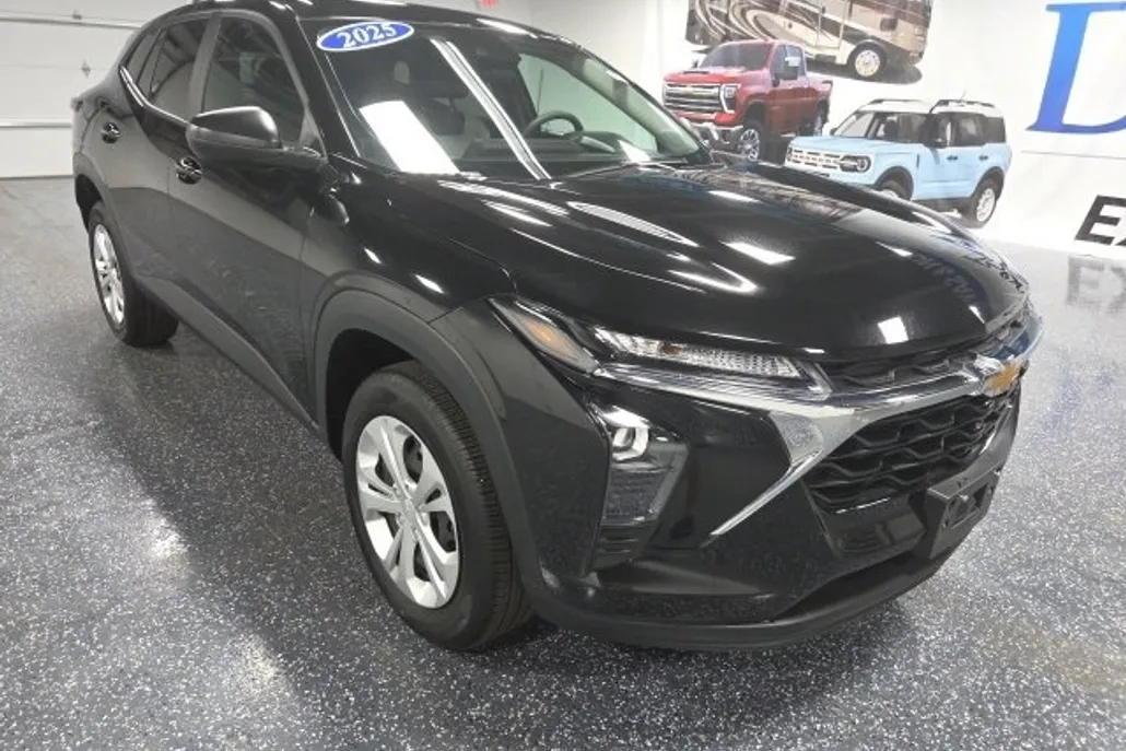 2025 Chevrolet Trax LS photo 1