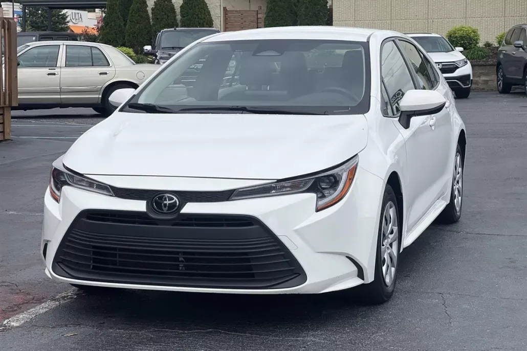 2023 Toyota Corolla LE photo 1