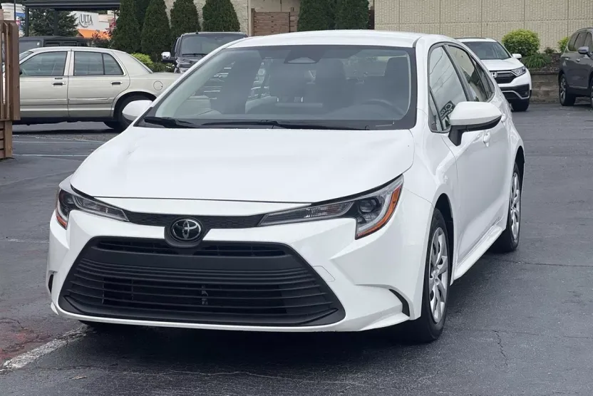 2023 Toyota Corolla LE photo 1