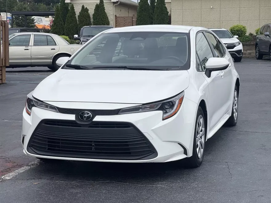 2023 Toyota Corolla LE photo 1