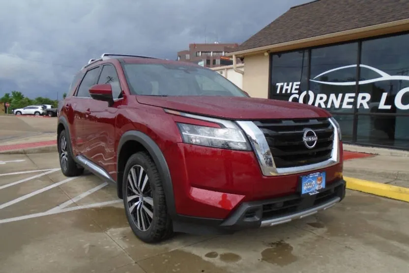 2023 Nissan Pathfinder Platinum photo 1