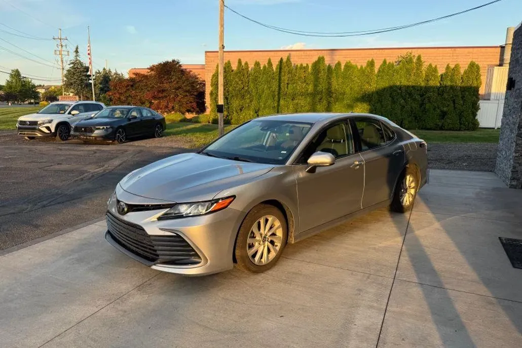 2022 Toyota Camry LE photo 1