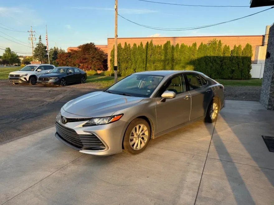2022 Toyota Camry LE photo 1