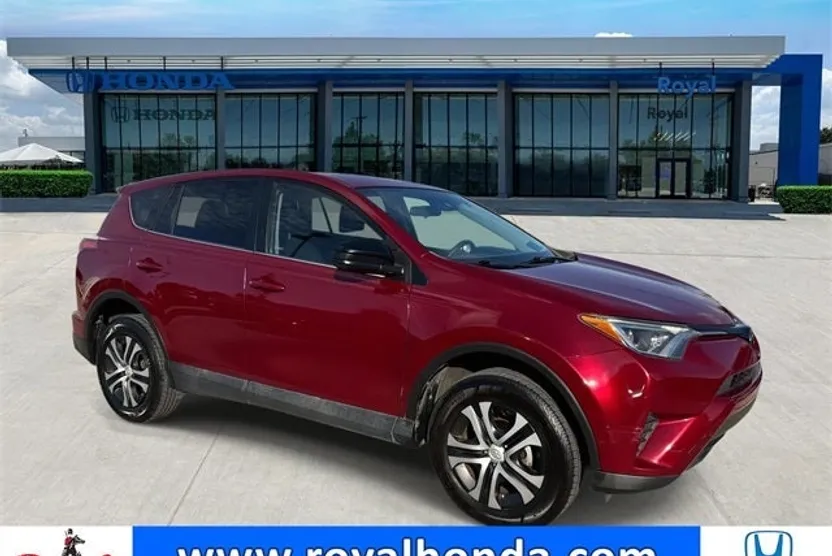 2018 Toyota RAV4 LE photo 1
