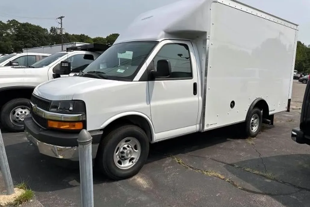 2025 Chevrolet Express Cutaway 3500 Base photo 1