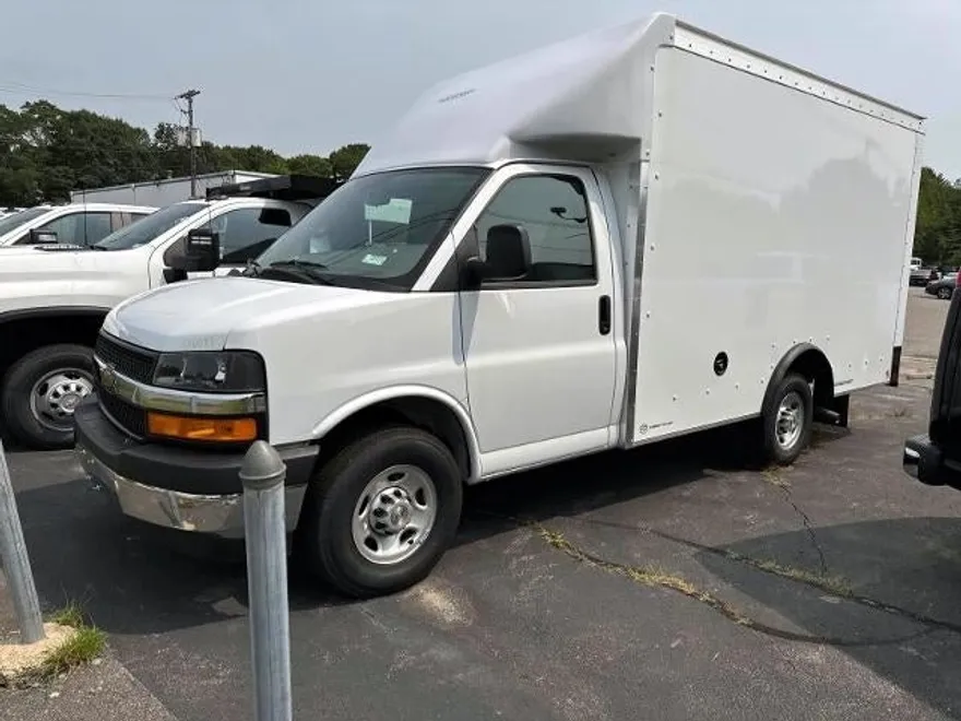 2025 Chevrolet Express Cutaway 3500 Base photo 1